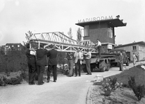 836299 Afbeelding van het transport van het model van een spoorbrug naar de miniatuurstad Madurodam te Den Haag.
